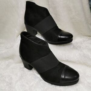 NWOB Momem Black Slip On Ankle Boots with Goflex System - Sz 39